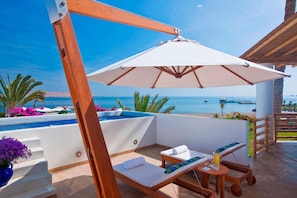 Suite, 1 King Bed, Oceanfront (POOL) | 고급 침구, 오리/거위털 이불, 필로우탑 침대, 미니바