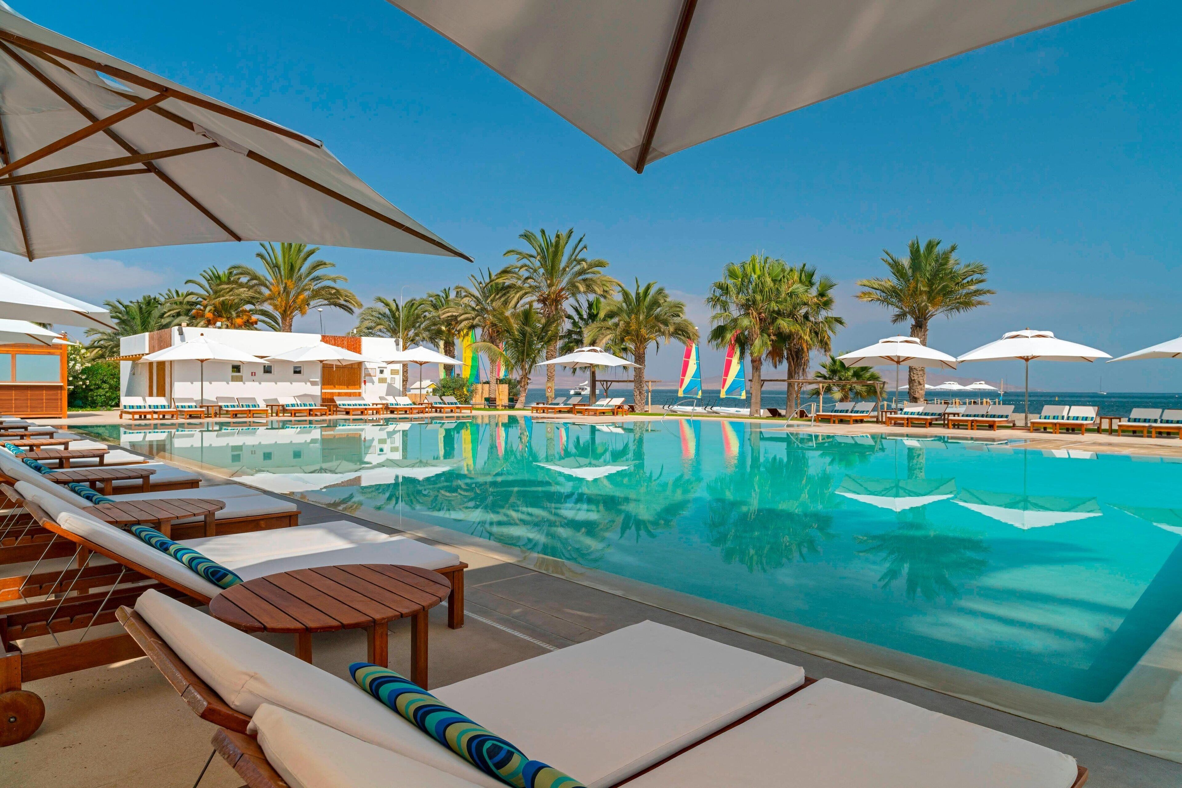 2 outdoor pools, pool umbrellas