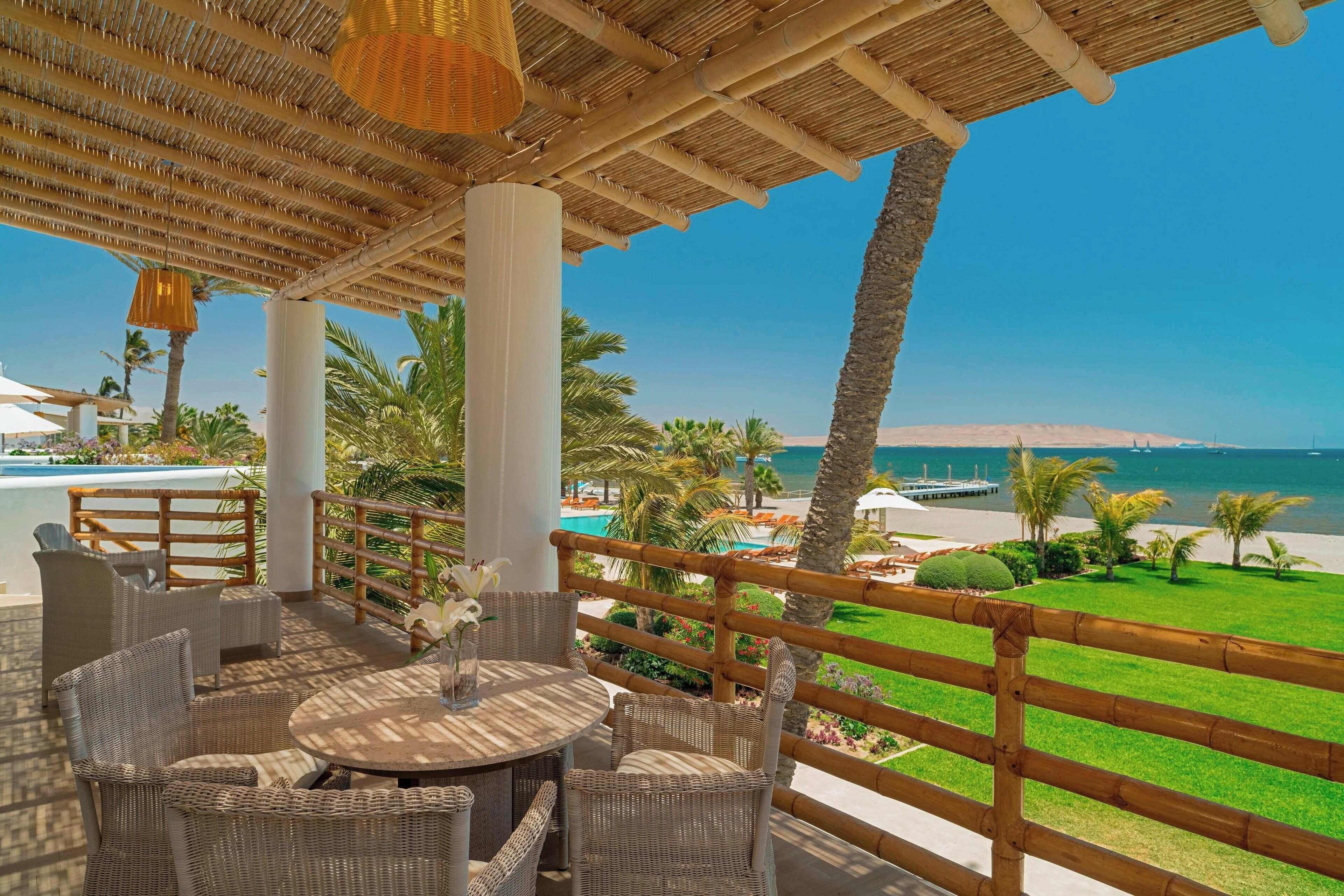 Suite, 1 King Bed, Oceanfront (POOL) | Piscina | 2 piscinas externas, guarda-sóis