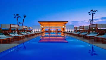 2 outdoor pools, pool umbrellas