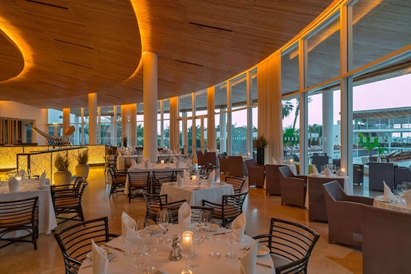 3 restaurants, breakfast, lunch, dinner served; Fusion cuisine