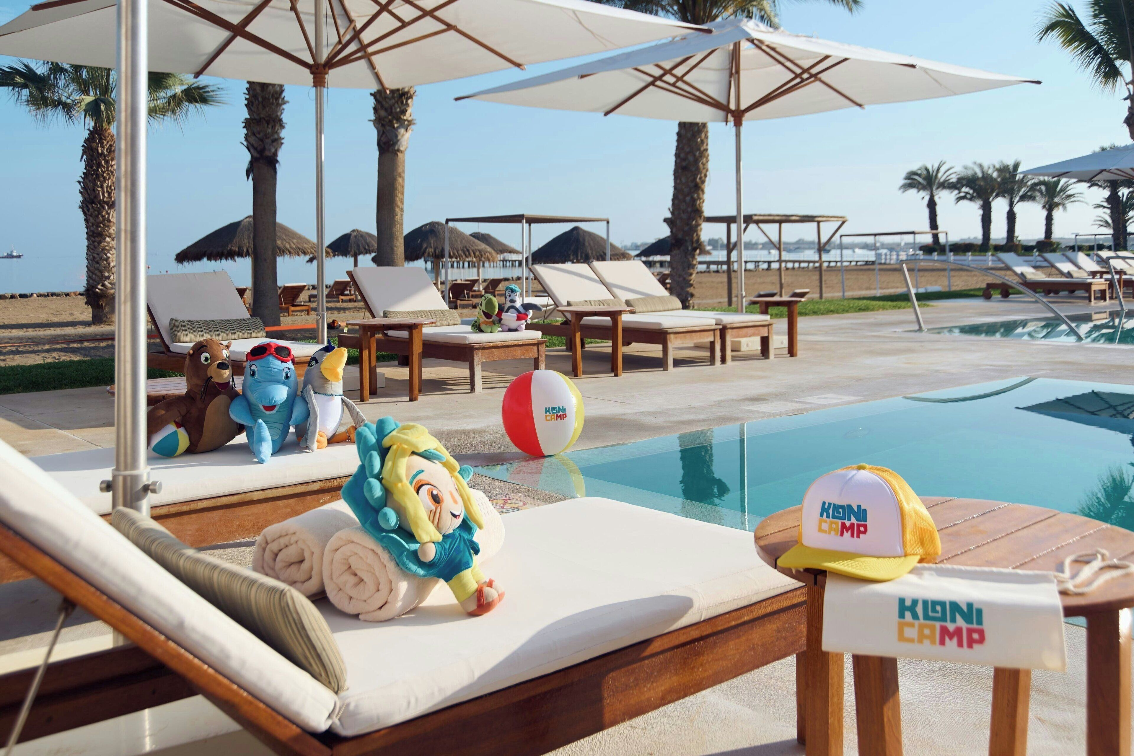 2 室外游泳池，池畔遮阳伞