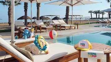 2 kolam renang terbuka, payung kolam