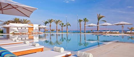 2 piscines extérieures, parasols de plage
