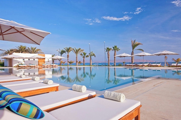 2 outdoor pools, pool umbrellas