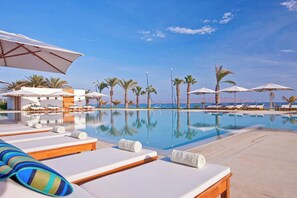 2 outdoor pools, pool umbrellas