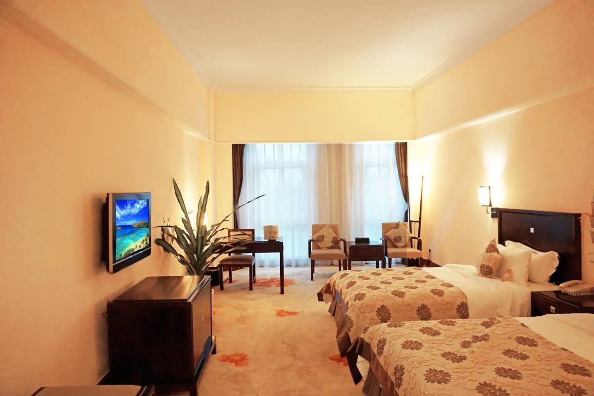 Business Room | Premium bedding, down comforters, memory foam beds, free minibar