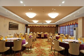 3 restaurants, breakfast served