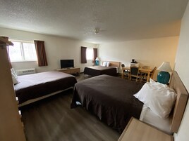 套房, 多张床, 无烟房 | 办公桌、笔记本电脑工作区、免费 WiFi、床单