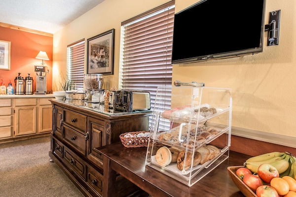 Free daily continental breakfast