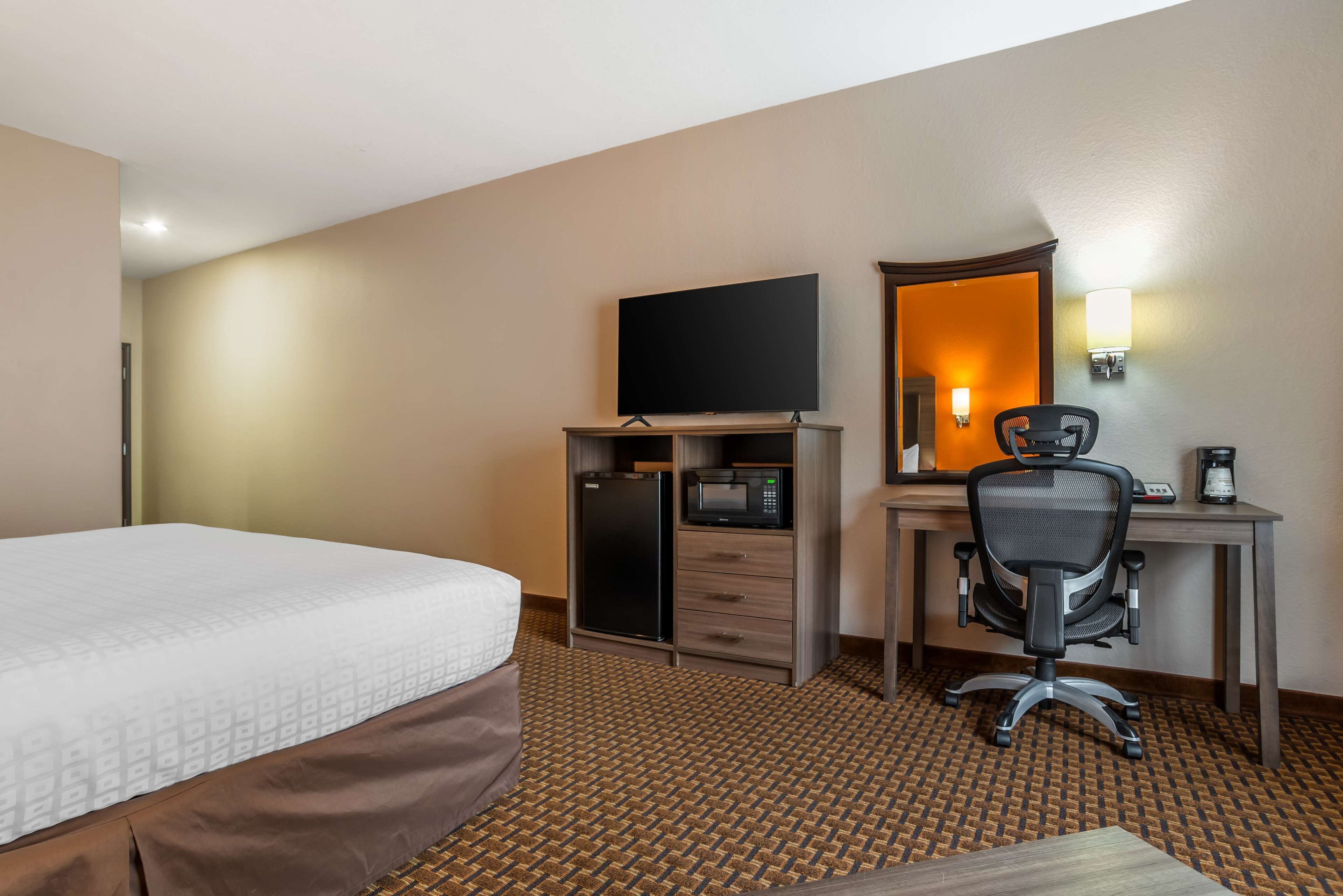 standard room, 1 king bed, accessible, non smoking | desk, iron/ironing board, free wifi, bed sheets