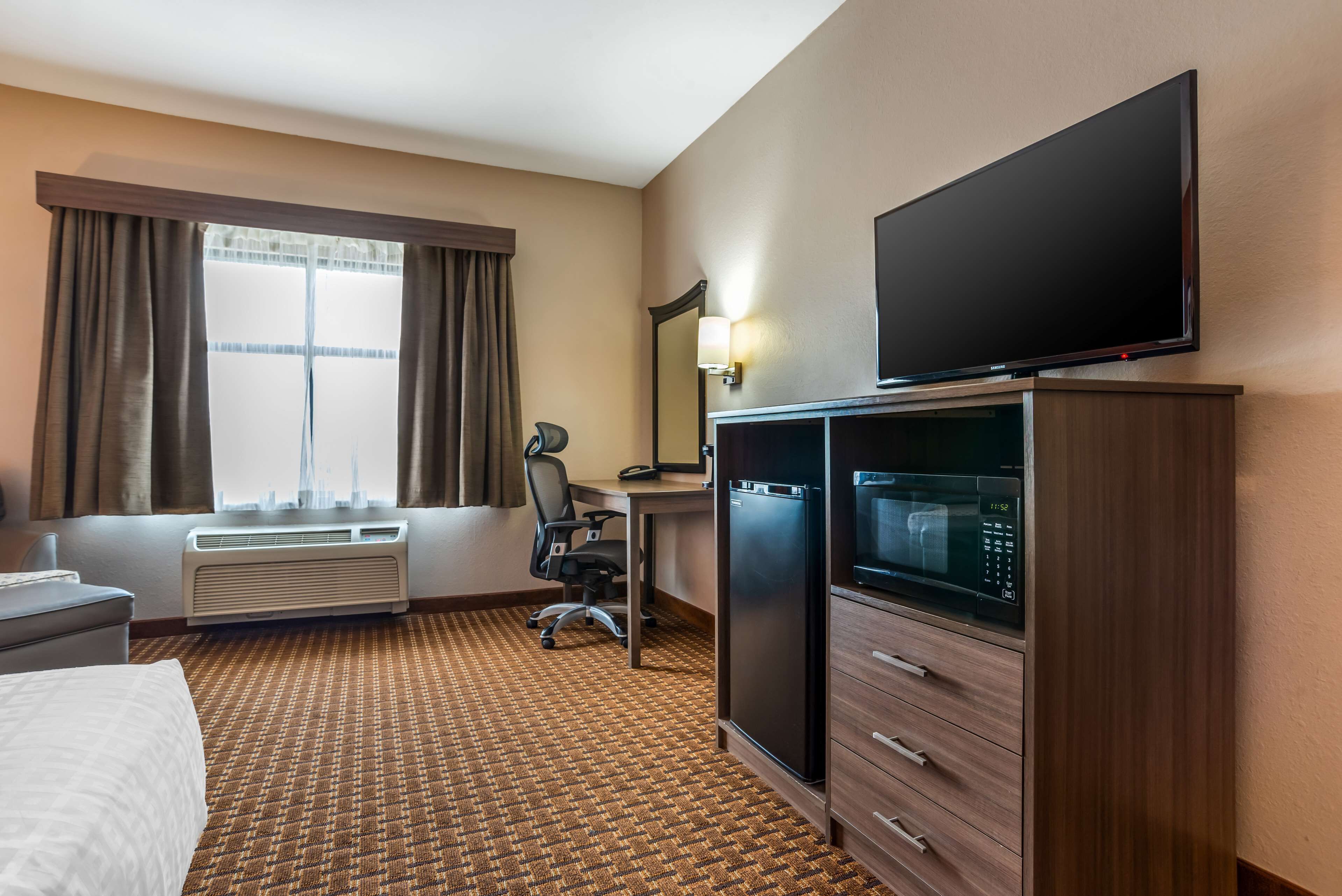 standard room, 1 king bed, non smoking, refrigerator & microwave | desk, iron/ironing board, free wifi, bed sheets