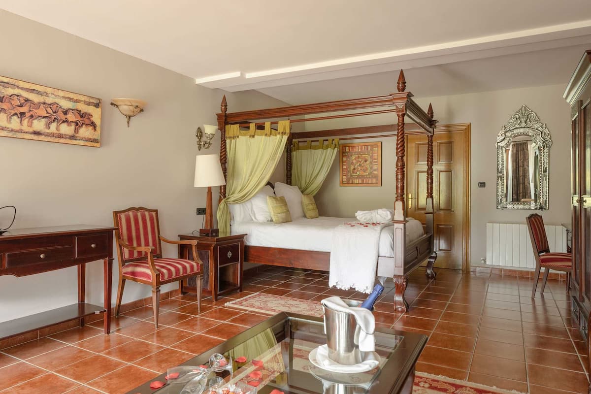 Royal Suite | In-room safe, desk, soundproofing, WiFi (free)