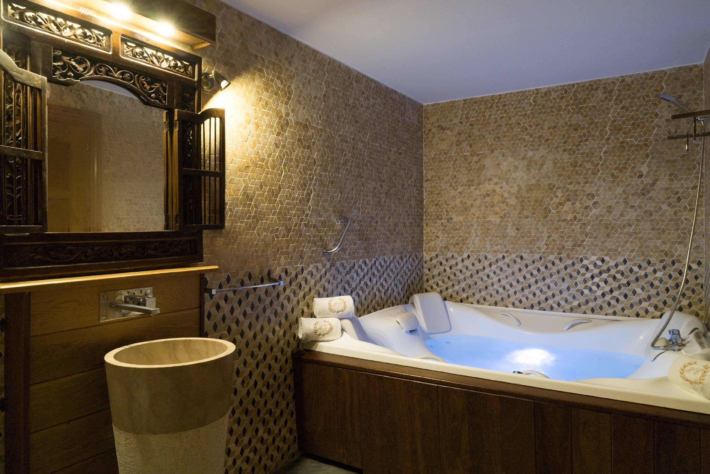 royal suite | bathroom | jetted bath, rainfall showerhead, free toiletries, hair dryer