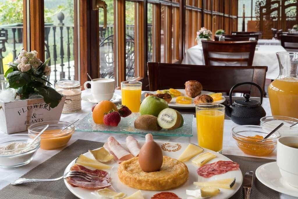 Un buffet de petit-déjeuner proposant une variété d’aliments, notamment des œufs, de la viande, des fruits et des boissons.