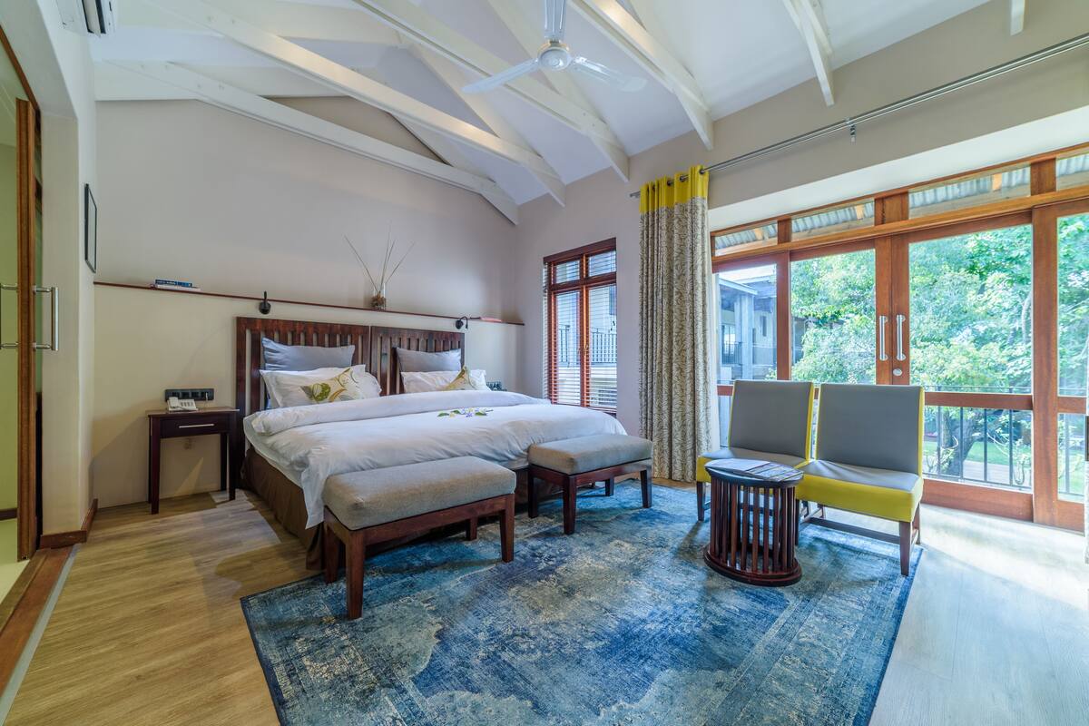 deluxe room | minibar, in-room safe, individually decorated, desk