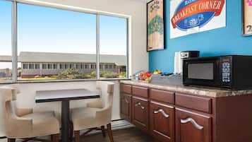 Una cocina con comedor, un ventanal grande y un letrero para Baymont Breakfast Corner.