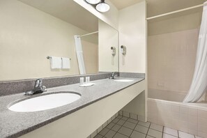 Estudio, 1 cama de matrimonio grande con sofá cama, no fumadores | Baño | Ducha, secador de pelo y toallas