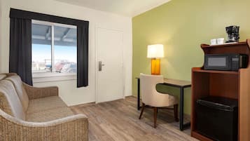 Studio, 1 King Bed with Sofa bed, Non Smoking | Desk