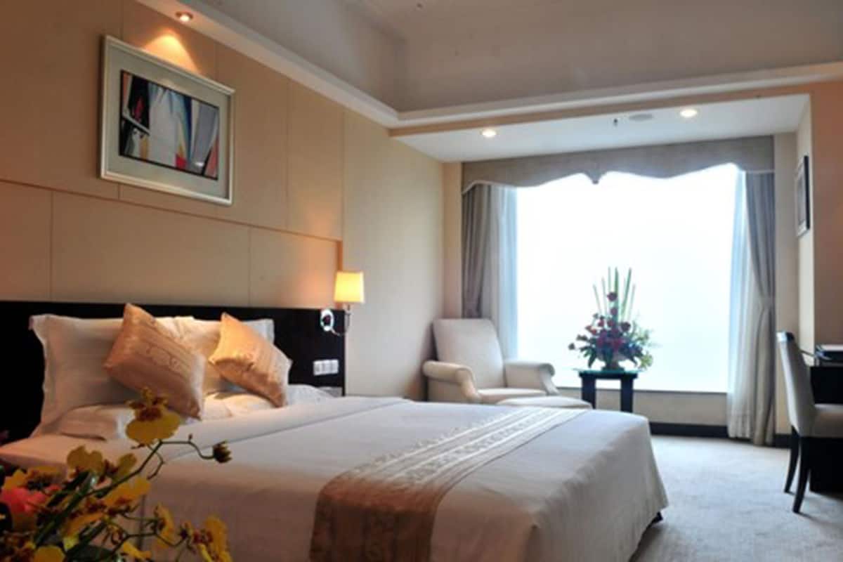 Minibar, in-room safe, desk, blackout curtains