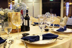 2 restaurants; breakfast, lunch and dinner served  - Harbourview Hotel & Resort (Zhuhai)