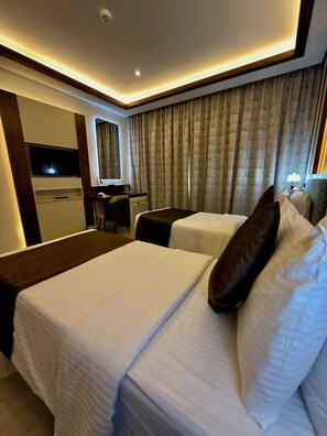 Minibar, fer et planche à repasser, lits bébé, réveils