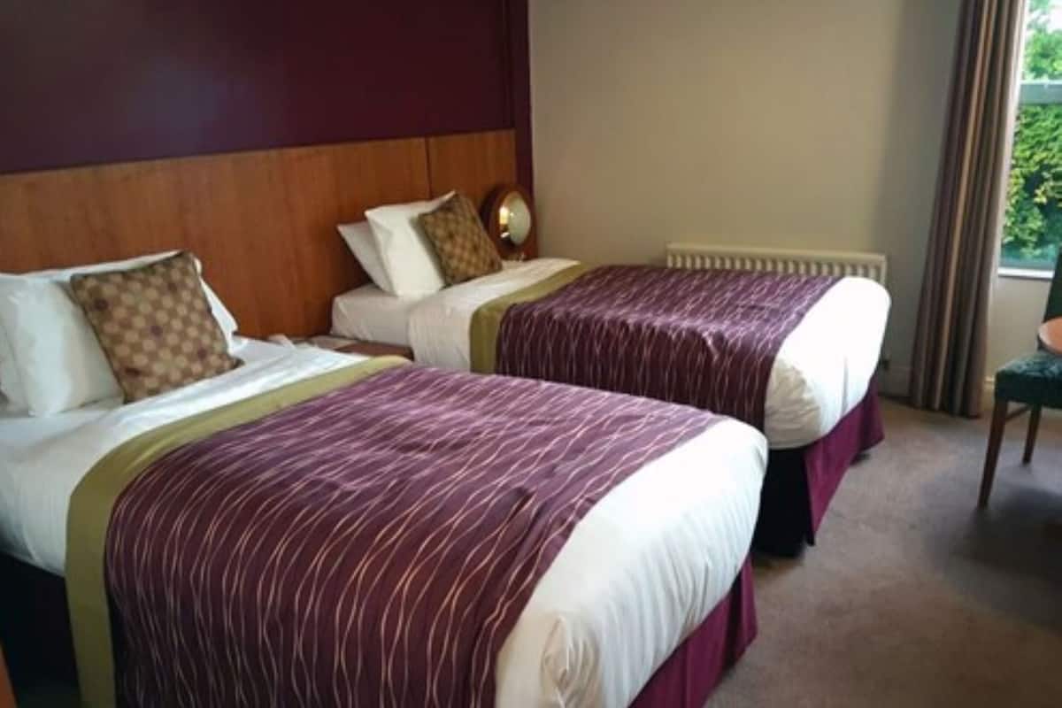 Standaard Twin kamer, 2 eenpersoonsbedden | Luxe beddengoed, donzen dekbedden, een kluis op de kamer, een bureau