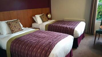 Habitación estándar con 2 camas individuales, 2 camas individuales | Ropa de cama de alta calidad, edredones de plumas, caja fuerte