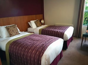 Premium bedding, down duvets, in-room safe, desk - Silverbirch Hotel (Omagh)
