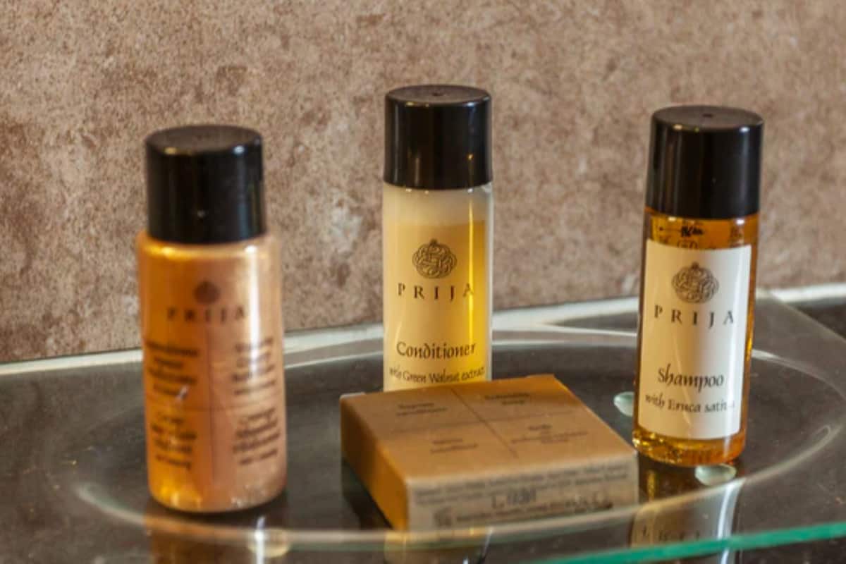 premium bedding, down duvets, in-room safe, desk