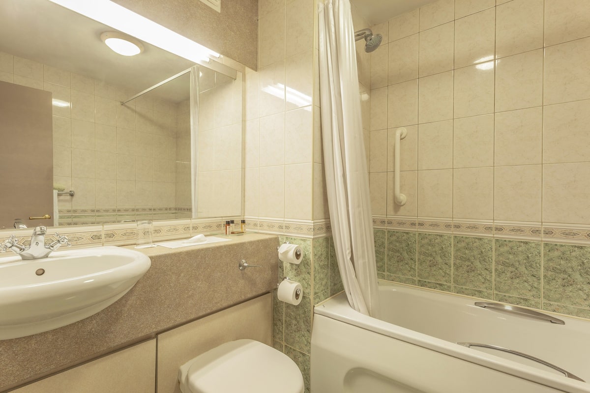 combined shower/bathtub, free toiletries, hair dryer, bathrobes