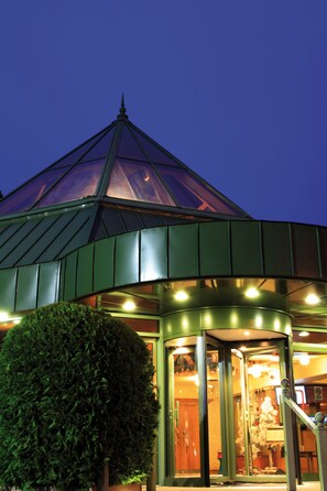 Front of property – evening/night - Silverbirch Hotel (Omagh)