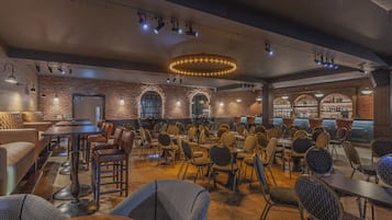 3 bars/lounges