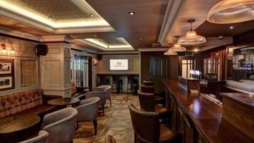 3 bars/lounges