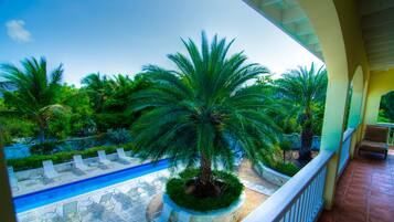 Suite estudio estándar, 1 cama Queen size y sofá cama, cocineta, vista a la alberca | Vista desde la habitación