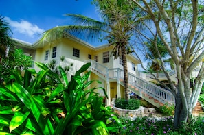 Deluxe Suite, 2 Bedrooms, Kitchen, Pool View | Garden