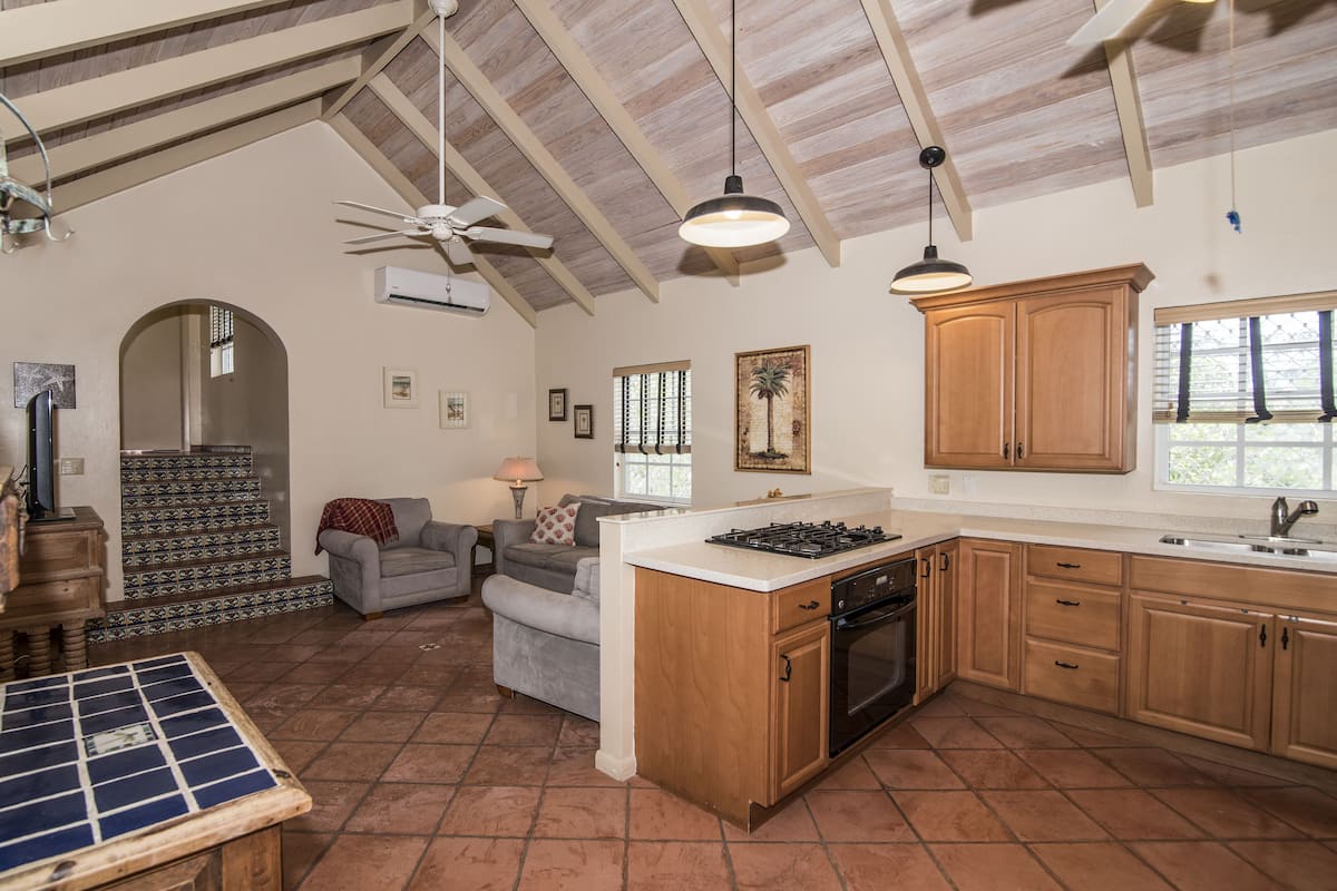 Villa Tradizionale, 1 camera da letto | Area soggiorno | TV a schermo piatto 27 pollici con canali via cavo, TV, lettore DVD