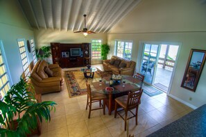 Panoramic-Suite, 2 Schlafzimmer, Küche, Strandnähe | Wohnbereich | 27-Zoll-Flachbildfernseher mit Kabelempfang, Fernseher, DVD-Player
