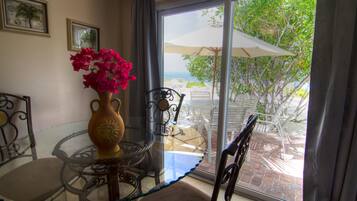 Panoramic Studio Suite, 1 King Bed with Sofa bed, Kitchenette, Beachfront | In-room dining