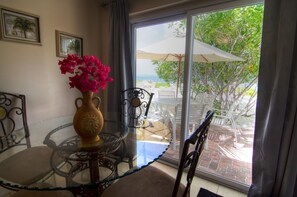Suite Studio Panoramique, 1 très grand lit et 1 canapé-lit, coin cuisine, en front de plage | Restauration dans la chambre