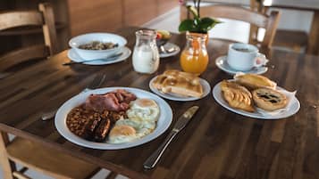Se ofrece un desayuno inglés todos los días (por un coste adicional)