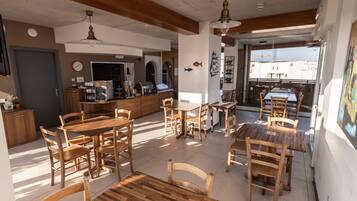 Petit déjeuner anglais servi tous les jours en supplément