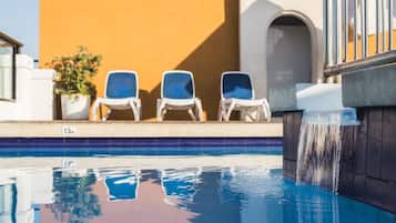 Piscina interna, piscina externa, guarda-sóis, espreguiçadeiras