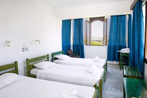 Surmatelas, coffres-forts dans les chambres, fer et planche à repasser