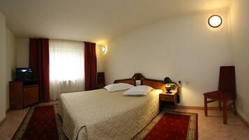 Ropa de cama de alta calidad y caja de seguridad en la habitación