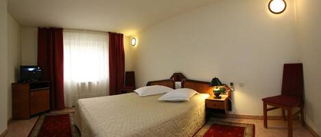 Premium bedding, in-room safe, soundproofing, free WiFi