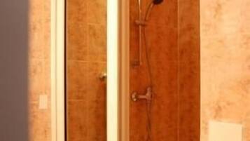 Habitación estándar | Baño | Regadera, amenidades de baño gratuitas, batas, toallas