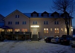 Bagian depan properti - sore/malam