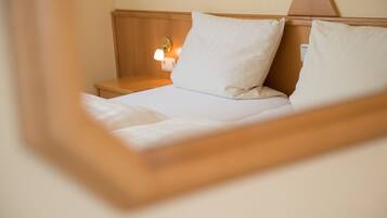 Double Room | Desk, cribs/infant beds, rollaway beds, free WiFi