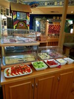 Se sirven cenas y cocina local